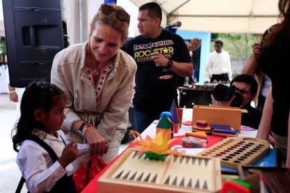 La Infanta Elena visita un centro educativo en Ecuador