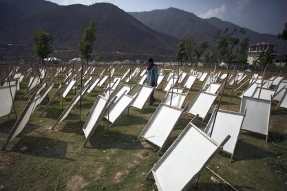 A un mes del sismo en Nepal, supervivientes esperan rehacer sus vidas