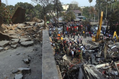 Al menos 13 muertos y 2 heridos en accidente de avión militar en Indonesia