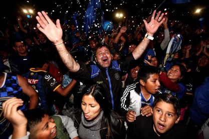 Hinchas de independiente celebran el paso de su equipo a la final de Libertadores
