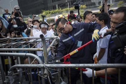 Estudiantes de Hong Kong ayudan a desalojo pacífico