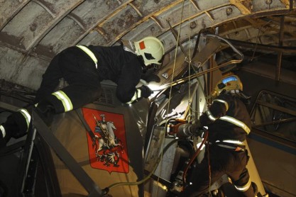 Cerca de 20 pasajeros muertos al descarrilarse un tren en Moscú