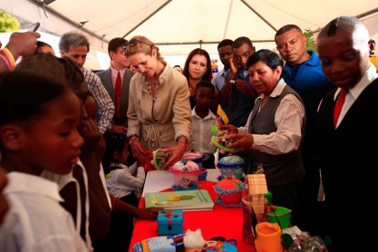 La Infanta Elena visita un centro educativo en Ecuador