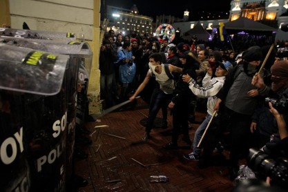 Marcha del 19M terminó con violencia en la Plaza San Francisco de Quito