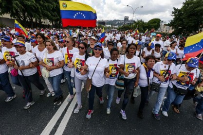 Marcha de mujeres exige en Caracas referendo revocatorio contra Maduro