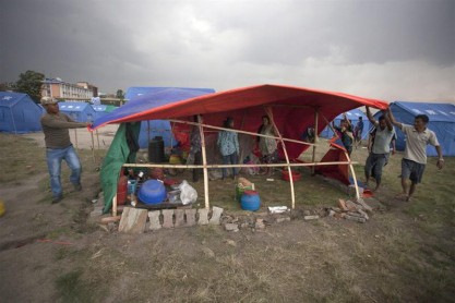 A un mes del sismo en Nepal, supervivientes esperan rehacer sus vidas