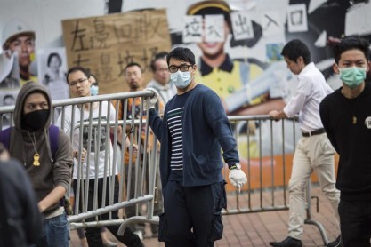 Estudiantes de Hong Kong ayudan a desalojo pacífico