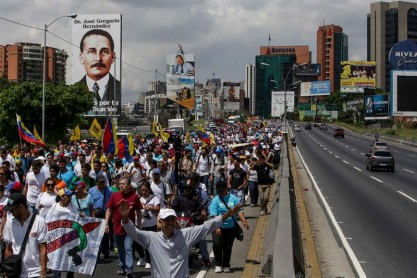 Marcha de mujeres exige en Caracas referendo revocatorio contra Maduro