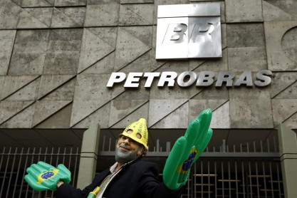 Trabajadores de Petrobras protestan por despidos masivos