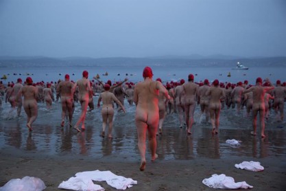 El tradicional baño nudista del solsticio en Australia