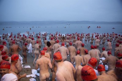 El tradicional baño nudista del solsticio en Australia