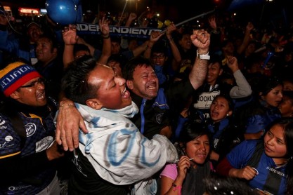 Hinchas de independiente celebran el paso de su equipo a la final de Libertadores