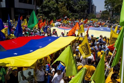 Opositores y simpatizantes venezolanos marcharon de forma dividida en Caracas