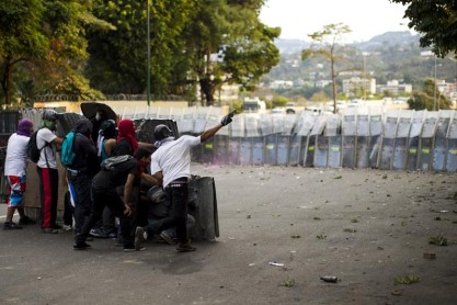 Maduro insiste en su llamada al diálogo y oposición convoca a nuevas marchas