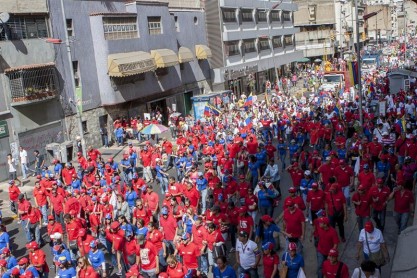 Opositores y simpatizantes venezolanos marcharon de forma dividida en Caracas