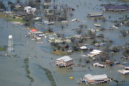 Edificios y residencias inundados tras el paso del huracán Laura el jueves 27 de agosto