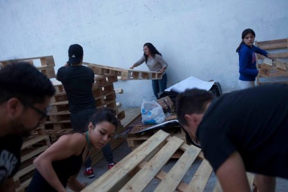 Voluntarios que arman refugios en 10 minutos en Manabí