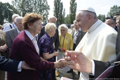 El Papa visita el campo de exterminio de Auschwitz
