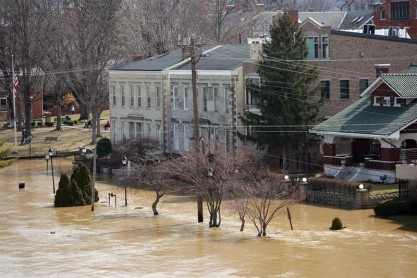 El río Ohio se desbordó causando daños materiales