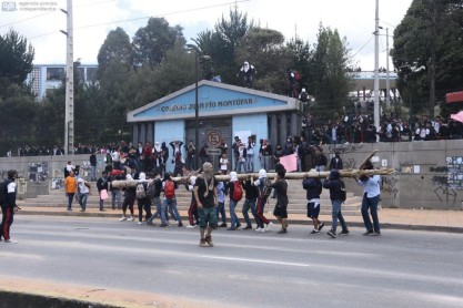 Protestas de estudiantes en el Colegio Montúfar ( Quito )