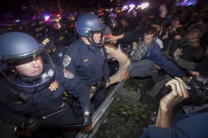 Protestas y disturbios en Oakland tras el fallo judicial en Ferguson