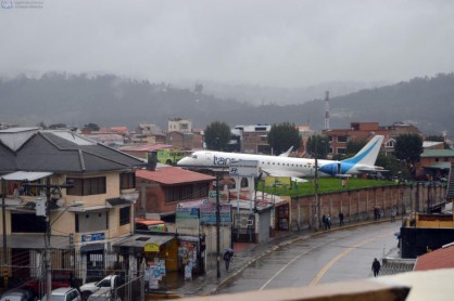 Avión de Tame pierde pista en aeropuerto de Cuenca