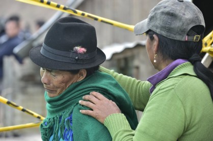 Angustia y dolor embarga a familiares de víctimas del sismo en Quito