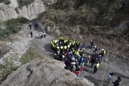 Angustia y dolor embarga a familiares de víctimas del sismo en Quito
