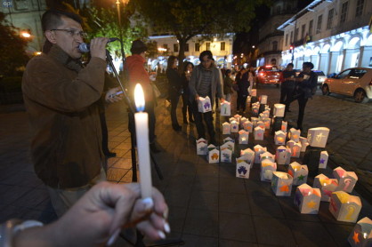 Vigilia en Cuenca por periodistas de El Comercio