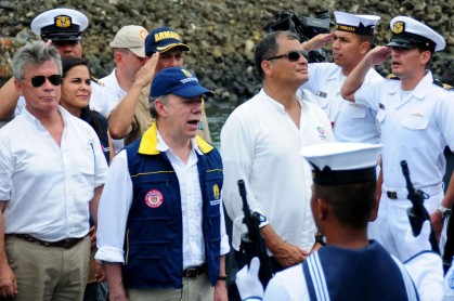 Presidente colombiano Juan Manuel Santos recorrió &#039;zona cero&#039; en Manta
