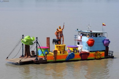 El río Guayas se vistió de color y fiesta con desfile náutico