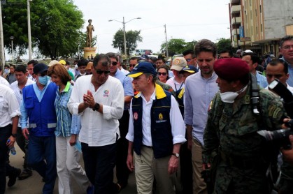 Presidente colombiano Juan Manuel Santos recorrió &#039;zona cero&#039; en Manta