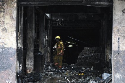 Imágenes del incendio en fábrica de zapatos en el centro de Guayaquil