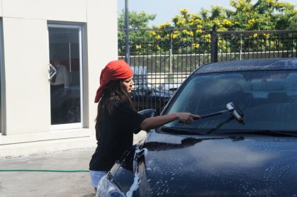 Michela cumple penitencia y lava los carros de sus compañeros