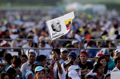 Miles de fieles esperan emocionados al papa Francisco en el Parque Samanes