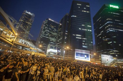 Fuertes protestas en Hong Kong ante la pasividad de los policías