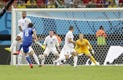Italia se impuso a Inglaterra en el Grupo C del Mundial