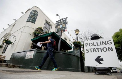 Británicos acuden a las urnas donde decidirán permanencia en el Reino Unido
