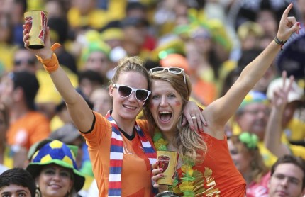 Holanda avanza con drama a los cuartos de final