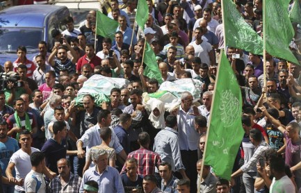 Palestinos portan los cuerpos sin vida de los militantes de Hamás