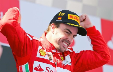 Fernando Alonso levanta el puño en casa