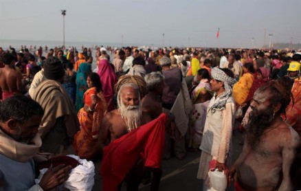 600.000 Hindúes celebran festividad bañándose en el Ganges