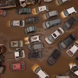 Carros afectados por las inundaciones en Brasil