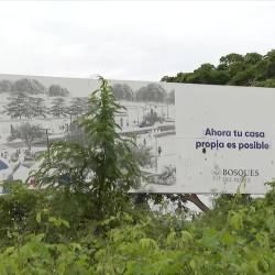 Imagen de un letrero descolorido que promovía el plan habitacional Bosques del Norte, abandonado por el Municipio de Guayaquil.