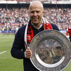 El entrenador neerlandés Arne Slot levanta el título de campeón con el Feyenoord en el 2023