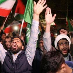Manifestantes iraníes en Teherán reaccionan tras el ataque iraní a Israel.