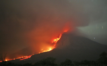 Once muertos tras erupción de volcán en Indonesia