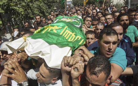 Palestinos portan los cuerpos sin vida de los militantes de Hamás
