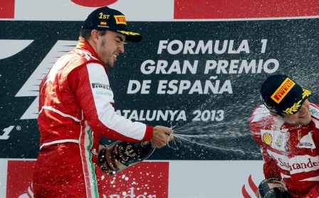 Fernando Alonso levanta el puño en casa