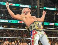 Cody Rhodes proclamándose Campeón Universal Indiscutible de WWE.